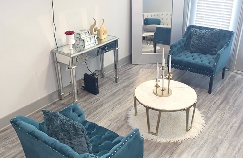 Lindridge-Martin Manor Apartment | 60 SHADES OF GREYLUXE LOCATION Corporate Housing Available