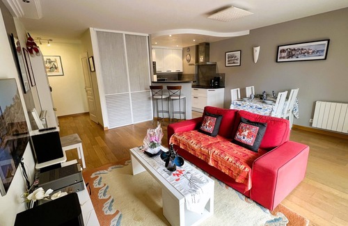 Perros-Guirec Apartment | 60 sq.m luxury apartment for 4-5 people, downtown and sea, near the beach, parking, WIFI Internet
