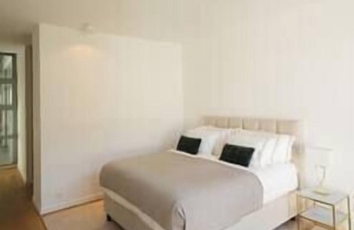 Chatelain House | 600m² Luxury & Garden, City centre