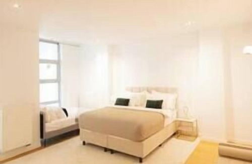 Chatelain House | 600m² Luxury & Garden, City centre