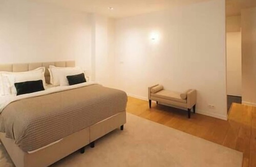 Chatelain House | 600m² Luxury & Garden, City centre