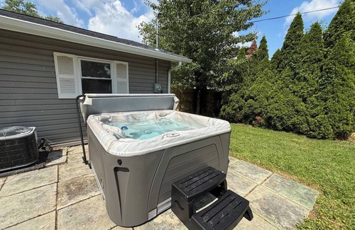 Royal Manor House | 603 Fenchurch Way-Ranch-Hot Tub-Pets-2 King Beds, Ranch-Hot Tub-Pets-2 King Beds-Kids-Fenced Yard