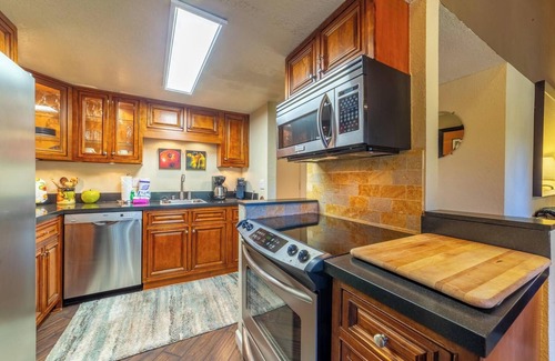 Mammoth Lakes Condo | 603 Pet-Friendly Cozy Loft Studio W/Pool, Spa, and Free Ski Locker!