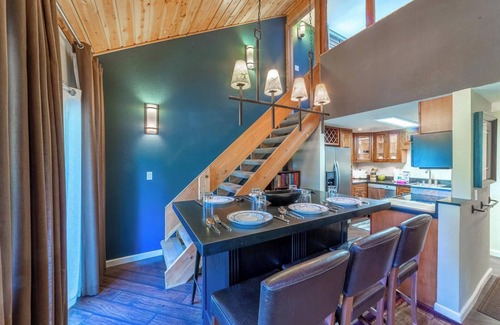Mammoth Lakes Condo | 603 Pet-Friendly Cozy Loft Studio W/Pool, Spa, and Free Ski Locker!