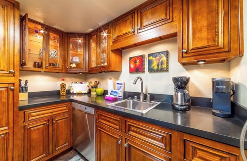 Mammoth Lakes Condo | 603 Pet-Friendly Cozy Loft Studio W/Pool, Spa, and Free Ski Locker!