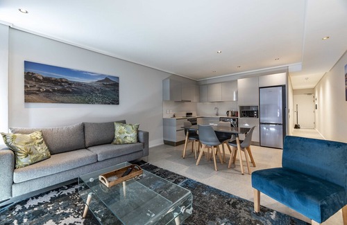 Sea Point Apartment | 604 The Cosmopolitan... Luxury Sea Point!