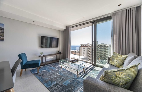 Sea Point Apartment | 604 The Cosmopolitan... Luxury Sea Point!