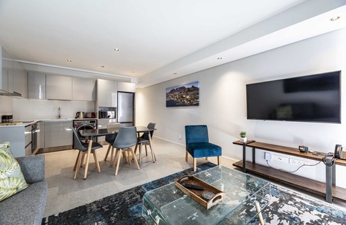 Sea Point Apartment | 604 The Cosmopolitan... Luxury Sea Point!