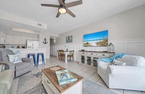 Fort Walton Beach Condo | 605 |Free Beach Service + Penthouse Condo + Heated Pool!