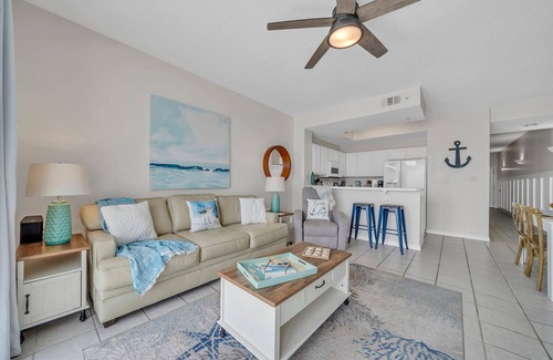 Fort Walton Beach Condo | 605 |Free Beach Service + Penthouse Condo + Heated Pool!