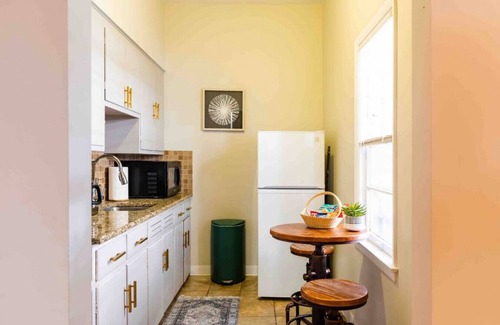 Ann Arbor Apartment | 609 E William #5 · Swanky Studio - Heart of Campus | KING BED!