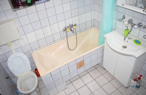 Zemun House | 60Sq peaceful, neer downtown, yard, free Wi-FI, Free parking x2