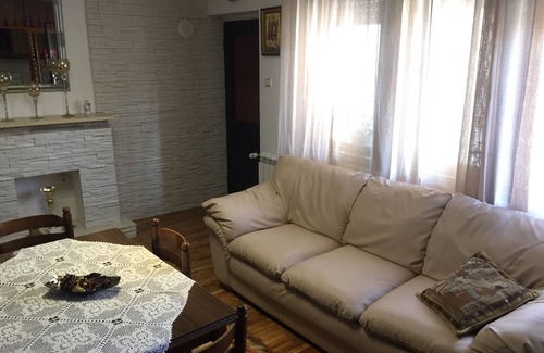 Zemun House | 60Sq peaceful, neer downtown, yard, free Wi-FI, Free parking x2