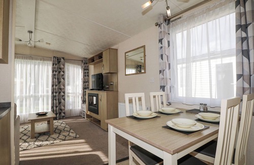 Bognor Regis Cottage | 610 CARAVAN, pet friendly, with pool in Bognor Regis