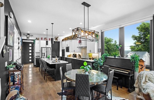 Chestnut Hill House | 615 Funky Jungle! Downtown ⁞ Hot Tub! ⁞
