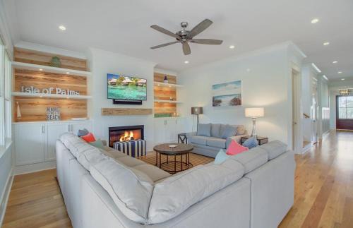 Isle of Palms House | 616 Carolina Boulevard by AvantStay Ocean Views from Decks