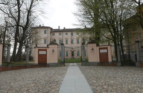 Santena House | 61cavour apartment 2 independent rooms both with private bathroom