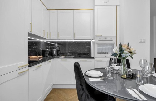 Wlochy Apartment | 61m2 Włochy Apt - Parking, Gym, Balcony, Workspace - by Rentujemy