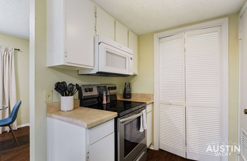 Highland Hills Apartment | 6203 Shadow Valley #B