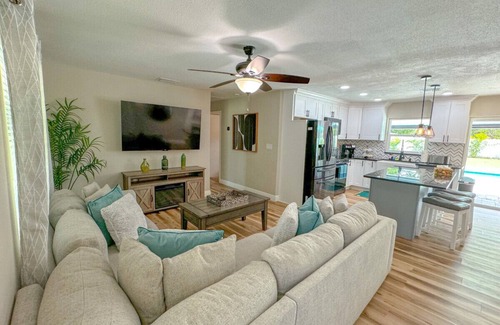 Sun Bay South House | 6306 S Lansdale Cir · Gorgeous 4 Bedroom Tampa Pool Home