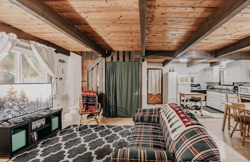 Glacier House | 63mbr - Hot Tub - Bbq - Pets Ok - Wifi - Sleeps 6 2 Bedroom Home by RedAwning