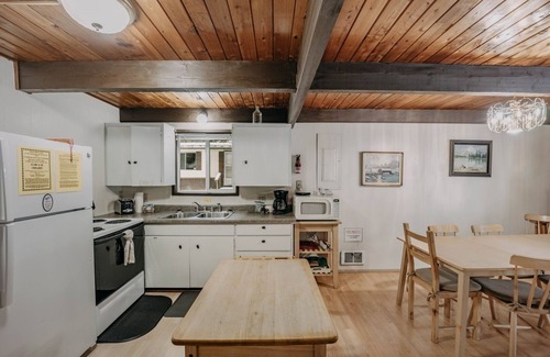 Glacier House | 63mbr - Hot Tub - Bbq - Pets Ok - Wifi - Sleeps 6 2 Bedroom Home by RedAwning