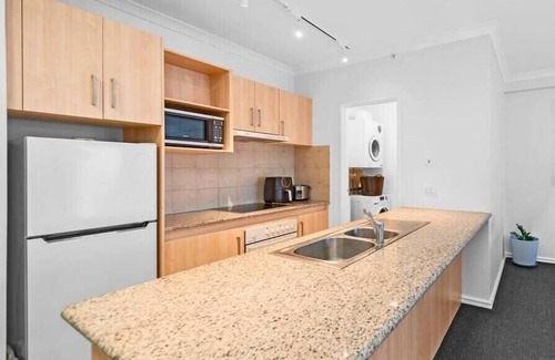 East Perth Apartment | 64 Sweeping Views EastPerth 2BR Pool+Pkg