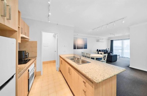 East Perth Apartment | 64 Sweeping Views EastPerth 2BR Pool+Pkg