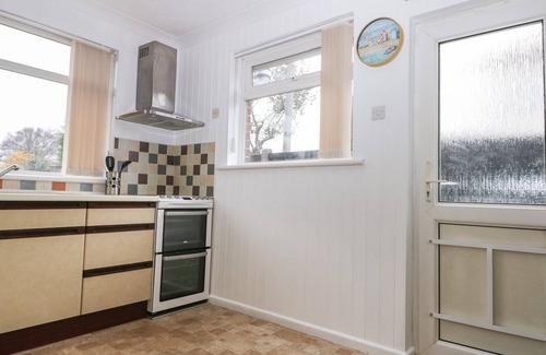 Worthing Cottage | 64 WISTON AVENUE, pet friendly, with a garden in Salvington