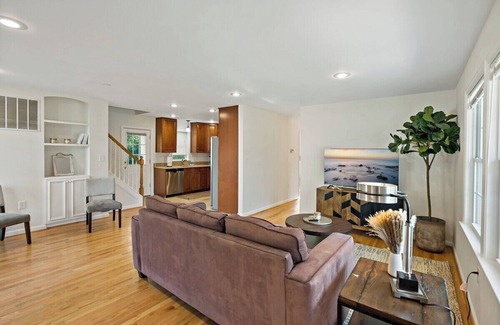 Lake Barcroft Bed & Breakfast | 6449 Maplewood · Cheerful | 5 bedroom | Free Park | Center | Sunny
