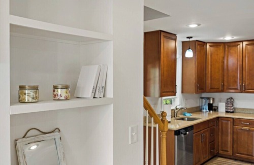 Lake Barcroft Bed & Breakfast | 6449 Maplewood · Cheerful | 5 bedroom | Free Park | Center | Sunny