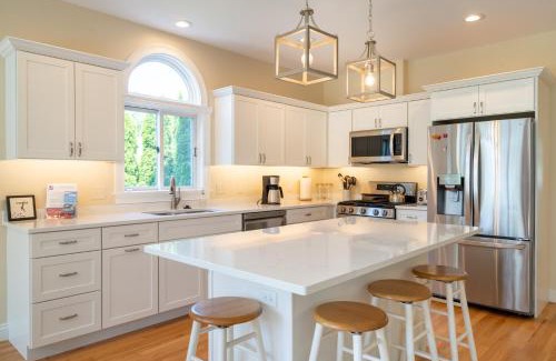South Haven House | 65 Bluff - 4 bedroom 3 bath vacation rental located just steps away from private beach access!