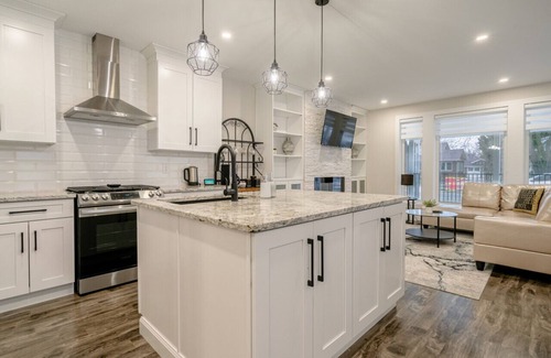 Kingsville House | 65 on the Main in the heart of Kingsville