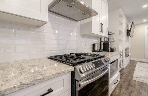 Kingsville House | 65 on the Main in the heart of Kingsville
