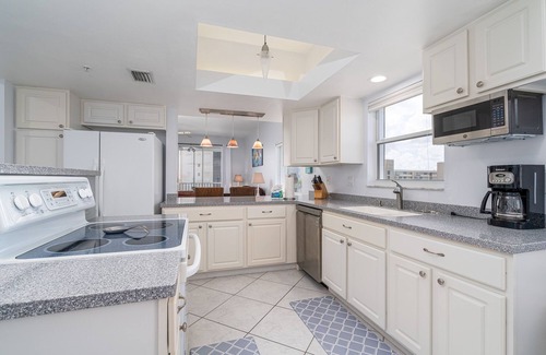 South Island Condo | 654 Waterside Condo w/Pool, Lanai & Walk to Beach