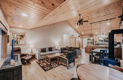 Warnick Cabin | 65GS - Hot Tub - Wi-Fi - Pets Ok - BBQ by RedAwning