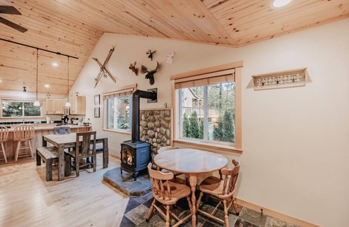 Warnick Cabin | 65GS - Hot Tub - Wi-Fi - Pets Ok - BBQ by RedAwning