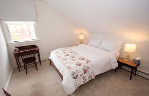 East Sandwich House | 665 Rt 6A - 4BR Retreat w. large backyard, near Sandy Neck Beach - pet-friendly!