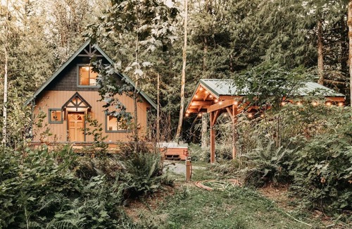 Maple Falls Cabin | 67mf- Hot Tub - Pets Ok - Bbq - Sleeps 5 3 Bedroom Home by RedAwning