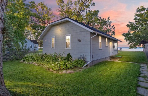 Town of Essex Cottage | 681 Beach House - Private Beache, YQG wineries, peaceful cottage life