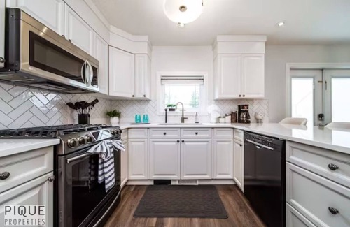 Northwest Edmonton House | 6B Luxury Home - Patio✔AC✔King Bed☆Park - WiFi