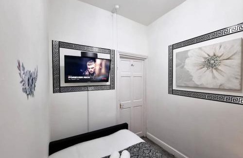Morley House | *6B7R* Setup for your most relaxed & amazing stay + Free Parking + Free Fast WiFi*