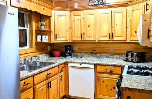 Sautee Nacoochee Cabin | 6BDRM Cabin only 10 mins to Alpine Helen/Hot Tub/Firepit/Game Room/Satellite