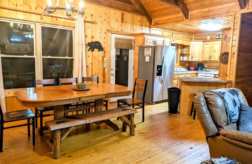 Sautee Nacoochee Cabin | 6BDRM Cabin only 10 mins to Alpine Helen/Hot Tub/Firepit/Game Room/Satellite