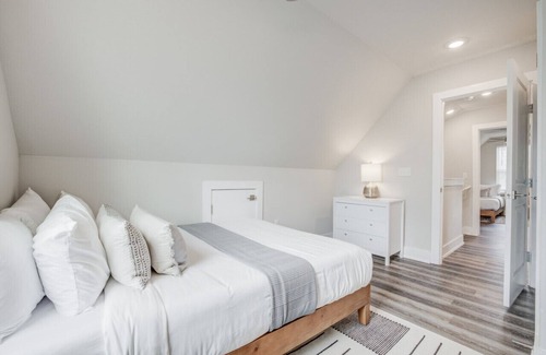 North University House | 6BDRM Hyde Park home near guad