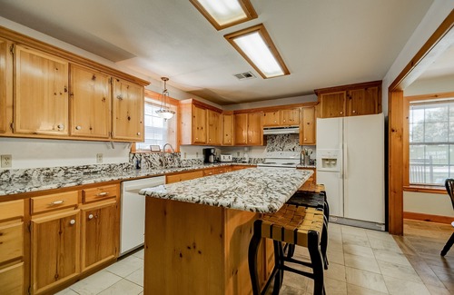 Kingston House | 6bdrm Walk to Beach or Marina! Swim, Fish, Launch!