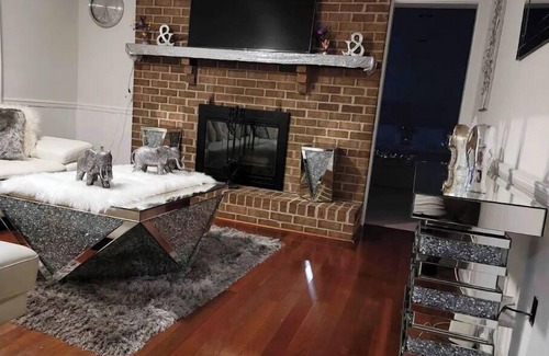 Colesville House | 6BDS HANDS&HEART EXTENDED , LUXURIOUS 6BDR 2.5 BTH