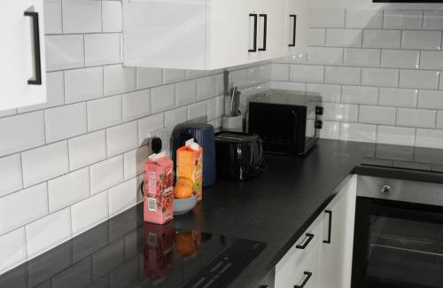 Farnworth House | 6Bed Home in Bolton Ideal for Contractors & Groups