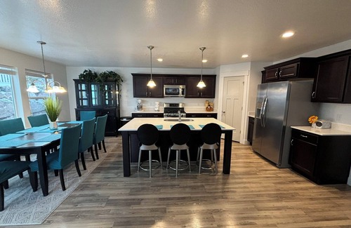 Draper House | 6Bedroom Mountain Escape w/HOT TUB, 2 kitchens, 2 Living Rooms- Upscale Locale!