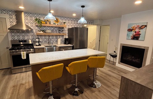 Draper House | 6Bedroom Mountain Escape w/HOT TUB, 2 kitchens, 2 Living Rooms- Upscale Locale!